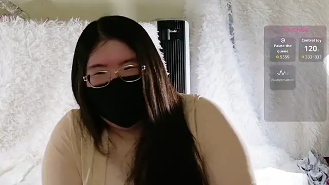 Snapshot of Kara-Nuna chatting on November 2025 05:18:02 AM Kara-Nuna online show from November 2025 05:18:02 AM