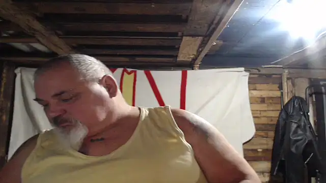 Newfiesausage1972 online show from December 2025 12:02:02 PM