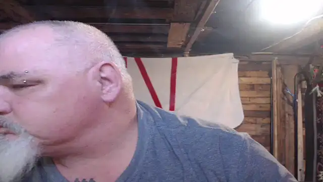 Newfiesausage1972 online show from January 2026 08:51:02 PM