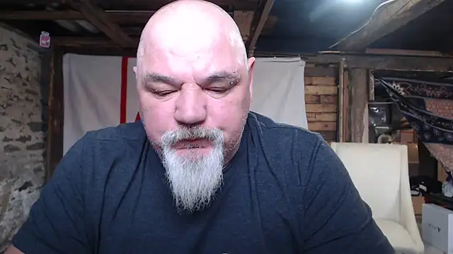 Newfiesausage1972 online show from February 2026 03:19:02 PM