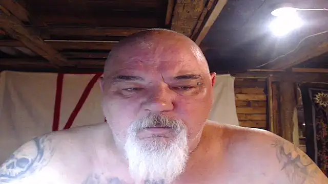 Newfiesausage1972 online show from April 2026 08:11:01 AM