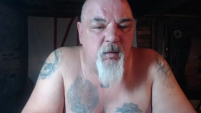 Newfiesausage1972 online show from April 2026 08:53:02 AM