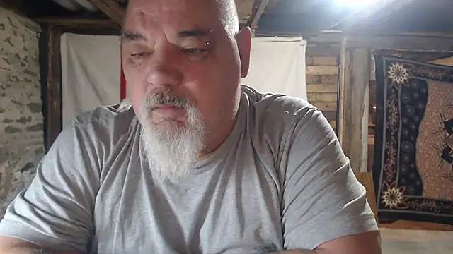 Newfiesausage1972 online show from April 2026 07:56:01 AM