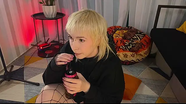 Snapshot of EmmyAmbros chatting on May 2026 08:27:01 PM EmmyAmbros online show from May 2026 08:27:01 PM