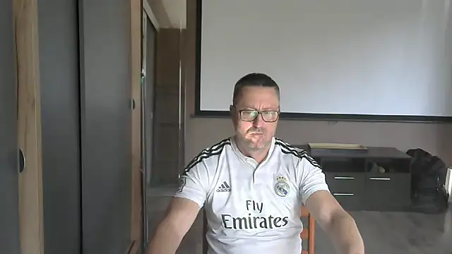 Snapshot of HarrySnake chatting on September 2025 11:00:01 AM HarrySnake online show from September 2025 11:00:01 AM