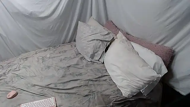 allissonw13 online show from November 2025 04:17:01 PM