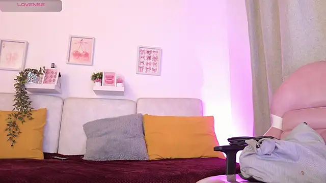 Snapshot of Malka_Burning chatting on June 2026 08:14:01 PM Malka Burning online show from June 2026 08:14:01 PM