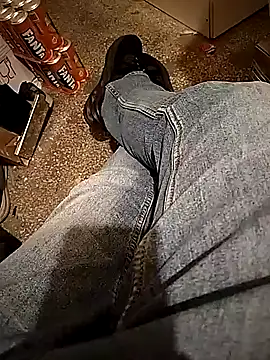 Snapshot of A_man_in_public chatting on October 2025 12:26:01 PM A man in public online show from October 2025 12:26:01 PM