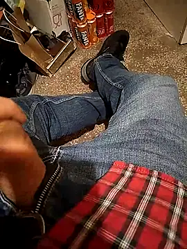 Snapshot of A_man_in_public chatting on November 2025 08:22:01 PM A man in public online show from November 2025 08:22:01 PM