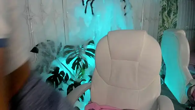 cute hollywood online show from October 2025 08:53:02 PM