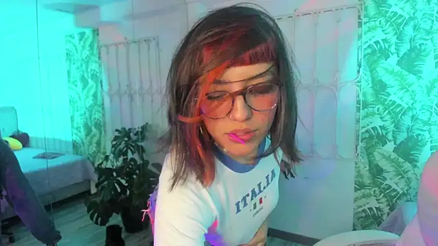 cute hollywood online show from November 2025 08:52:01 PM