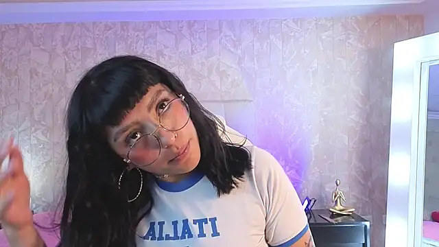 cute hollywood online show from May 2026 07:52:02 PM