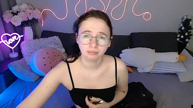 Mini Diva online show from April 2026 08:48:01 AM