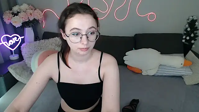 Mini Diva online show from April 2026 01:41:01 PM