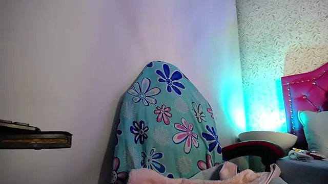 Snapshot of luly_pink chatting on April 2026 04:04:01 AM luly pink online show from April 2026 04:04:01 AM