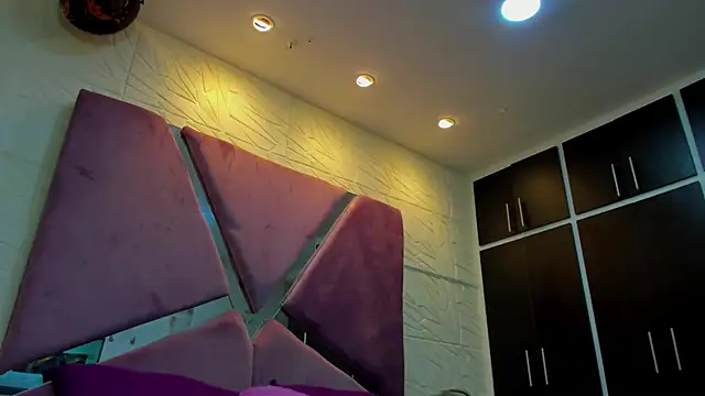 Charlotte Ice1 online show from November 2025 04:03:01 PM