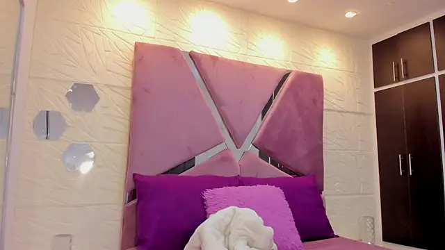 Charlotte Ice1 online show from November 2025 04:42:02 PM