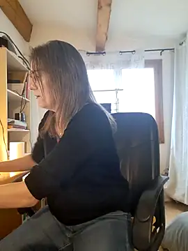 Snapshot of SpiceLea chatting on December 2024 02:55:01 PM SpiceLea online show from December 2024 02:55:01 PM