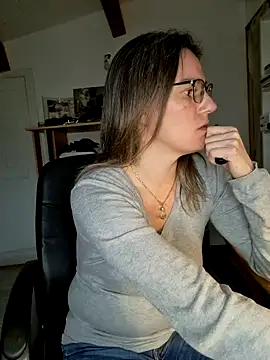 Snapshot of SpiceLea chatting on December 2024 03:22:02 PM SpiceLea online show from December 2024 03:22:02 PM