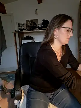 Snapshot of SpiceLea chatting on January 2025 02:47:02 PM SpiceLea online show from January 2025 02:47:02 PM