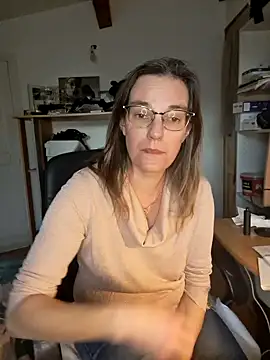 Snapshot of SpiceLea chatting on January 2025 03:01:02 PM SpiceLea online show from January 2025 03:01:02 PM