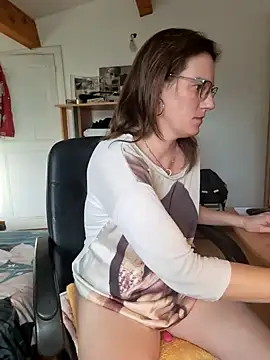 Snapshot of SpiceLea chatting on February 2025 03:50:01 PM SpiceLea online show from February 2025 03:50:01 PM