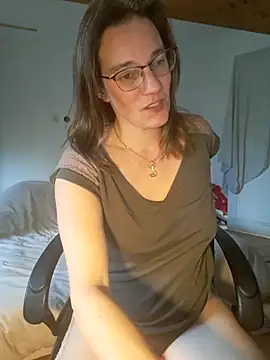 Snapshot of SpiceLea chatting on February 2025 02:58:01 PM SpiceLea online show from February 2025 02:58:01 PM