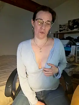 Snapshot of SpiceLea chatting on February 2025 04:46:01 PM SpiceLea online show from February 2025 04:46:01 PM