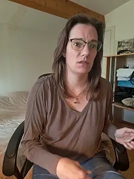 Snapshot of SpiceLea chatting on February 2025 01:29:01 PM SpiceLea online show from February 2025 01:29:01 PM