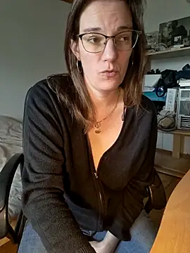 Snapshot of SpiceLea chatting on March 2025 12:33:02 PM SpiceLea online show from March 2025 12:33:02 PM