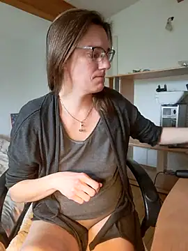 Snapshot of SpiceLea chatting on March 2025 12:39:02 PM SpiceLea online show from March 2025 12:39:02 PM