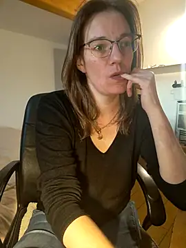 Snapshot of SpiceLea chatting on March 2025 05:18:01 PM SpiceLea online show from March 2025 05:18:01 PM