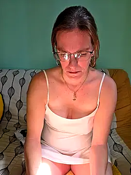 Snapshot of SpiceLea chatting on September 2025 11:32:01 AM SpiceLea online show from September 2025 11:32:01 AM