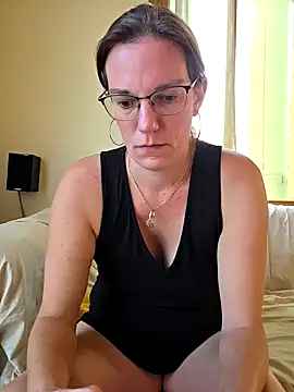 Snapshot of SpiceLea chatting on September 2025 04:19:01 PM SpiceLea online show from September 2025 04:19:01 PM