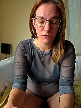 Snapshot of SpiceLea chatting on October 2025 08:13:01 AM SpiceLea online show from October 2025 08:13:01 AM