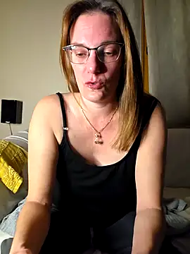 Snapshot of SpiceLea chatting on October 2025 07:37:01 PM SpiceLea online show from October 2025 07:37:01 PM