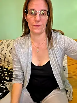 Snapshot of SpiceLea chatting on November 2025 03:23:01 PM SpiceLea online show from November 2025 03:23:01 PM