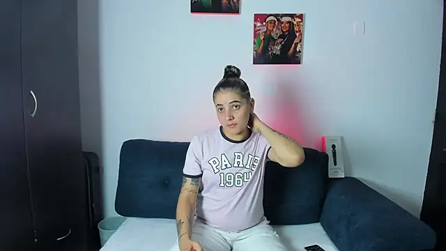 Snapshot of AndreaAndKarina chatting on October 2025 02:47:01 PM AndreaAndKarina online show from October 2025 02:47:01 PM