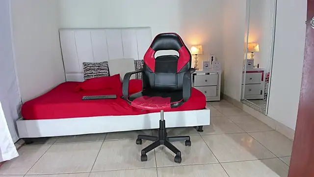 Snapshot of MarilynDavies chatting on December 2024 01:45:01 AM MarilynDavies online show from December 2024 01:45:01 AM