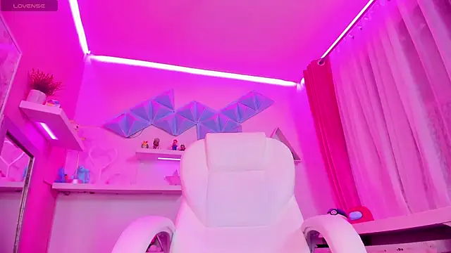 Hanna  Becker  online show from December 2024 01:28:01 PM