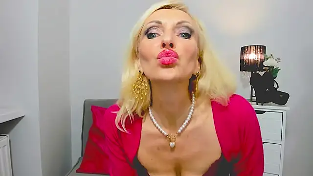 Snapshot of CrystalHotty chatting on January 2025 01:11:01 AM CrystalHotty online show from January 2025 01:11:01 AM