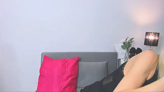 Snapshot of CrystalHotty chatting on January 2025 04:22:02 PM CrystalHotty online show from January 2025 04:22:02 PM