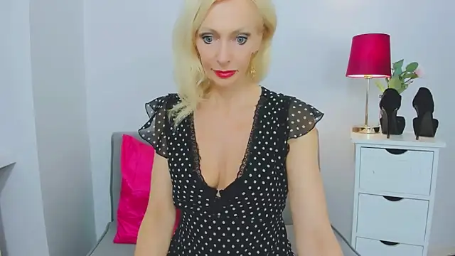 Snapshot of CrystalHotty chatting on January 2025 07:06:01 PM CrystalHotty online show from January 2025 07:06:01 PM