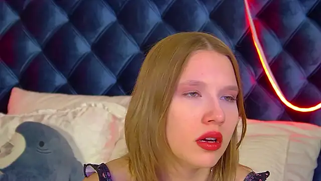 LiliLinn online show from November 2025 04:56:01 AM