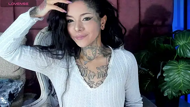 Snapshot of NinaInk chatting on January 2025 12:33:01 PM NinaInk online show from January 2025 12:33:01 PM