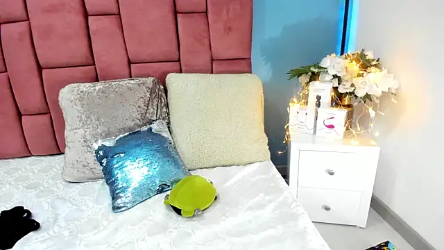 Snapshot of NinaInk chatting on February 2025 11:43:02 AM NinaInk online show from February 2025 11:43:02 AM