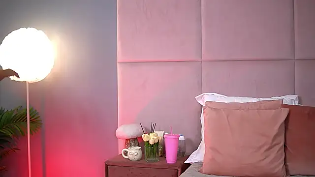 Snapshot of AlmaLuv chatting on September 2025 03:53:01 AM AlmaLuv online show from September 2025 03:53:01 AM