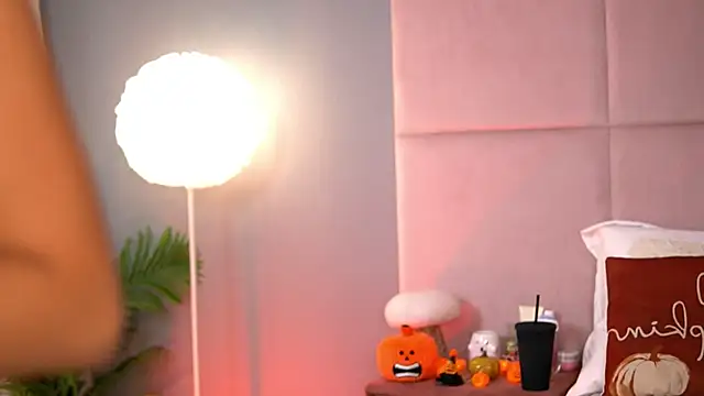 Snapshot of AlmaLuv chatting on October 2025 04:04:02 AM AlmaLuv online show from October 2025 04:04:02 AM