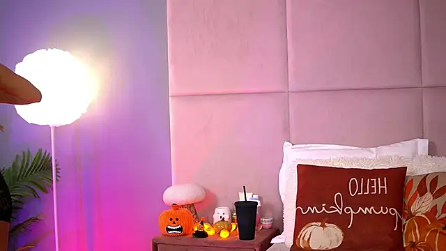 Snapshot of AlmaLuv chatting on October 2025 03:51:01 AM AlmaLuv online show from October 2025 03:51:01 AM