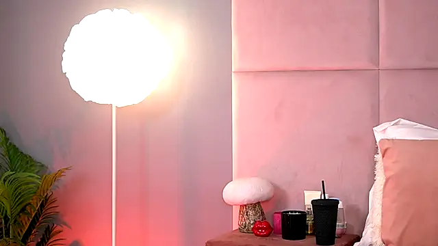 Snapshot of AlmaLuv chatting on January 2026 04:48:02 AM AlmaLuv online show from January 2026 04:48:02 AM